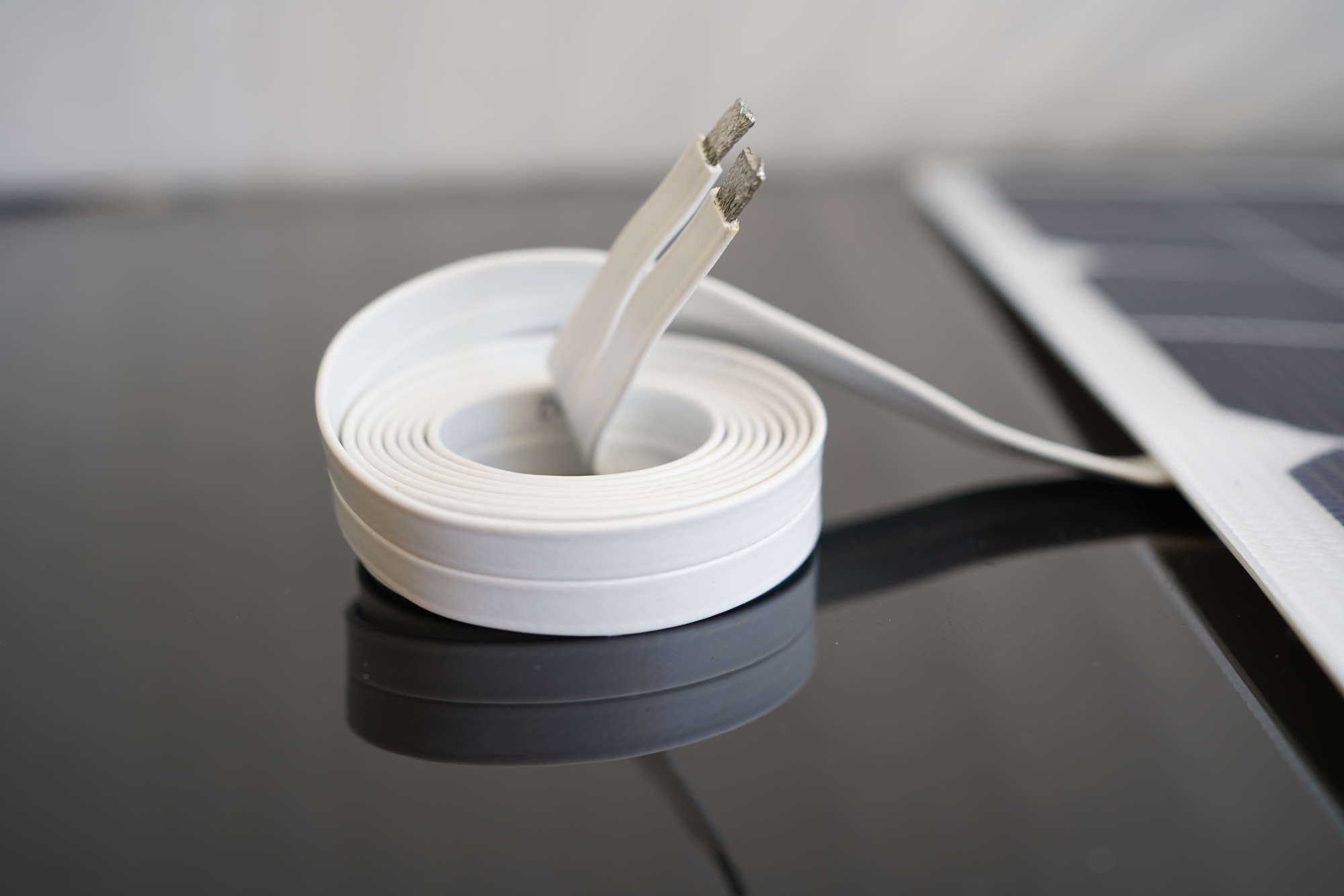SUNBEAMsystem-Flush-Cable-Close-up-Roll.png